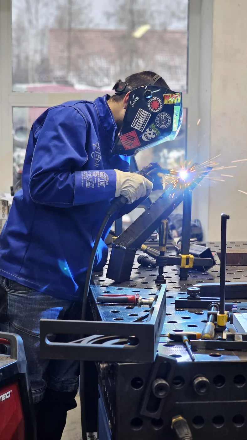 Praca spawalnicza przy wykonywaniu stalowego elementu